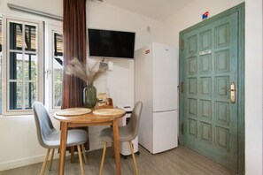 Dining - Vacation Apartment 'Estudio Universidad En La Laguna' with Terrace, Shared Garden and Wi-Fi (La Laguna)