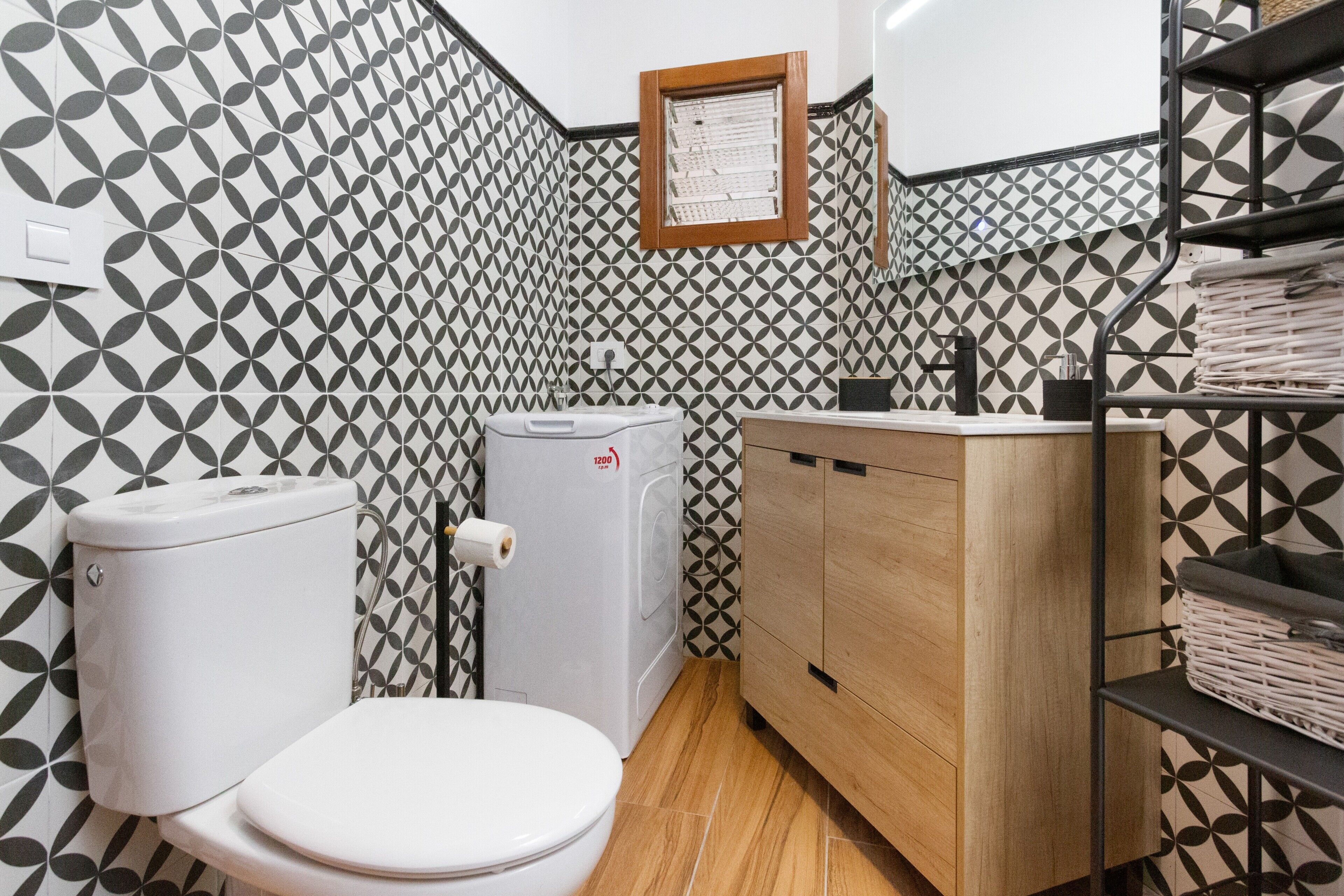 Regadera, secadora de cabello, toallas 