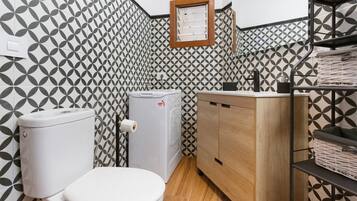 Regadera, secadora de cabello, toallas