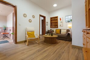 Interior - Vacation Home 'Casa En El Campo' with Mountain View, Private Terrace and Wi-Fi (Tacoronte)