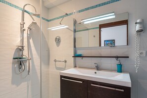 Regadera, secadora de cabello, toallas 