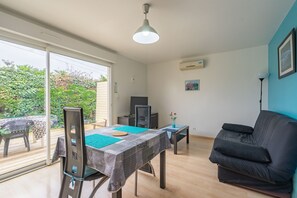 TV - Apartment 'Le Clos Du Champ De L'Amour - Ile D'Oléron' with Private Pool, Wi-Fi and AC (Saint-Simon-de-Bordes)