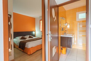 1 bedroom, iron/ironing board, free WiFi, bed sheets - Apartment 'Le Clos Du Champ De L'Amour - Fort Boyard' with Private Pool, Wi-Fi & AC (Saint-Simon-de-Bordes)