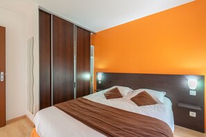 1 habitación, tabla de planchar con plancha, wifi gratis y ropa de cama 