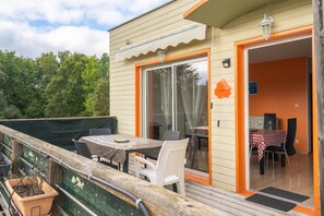 Outdoor dining - Apartment 'Le Clos Du Champ De L'Amour - Fort Boyard' with Private Pool, Wi-Fi & AC (Saint-Simon-de-Bordes)