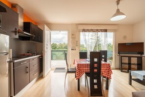 Dining - Apartment 'Le Clos Du Champ De L'Amour - Marennes' with Private Pool, Wi-Fi & AC (Saint-Simon-de-Bordes)