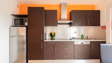 Een koelkast, een microgolfoven, een oven, een kookplaat