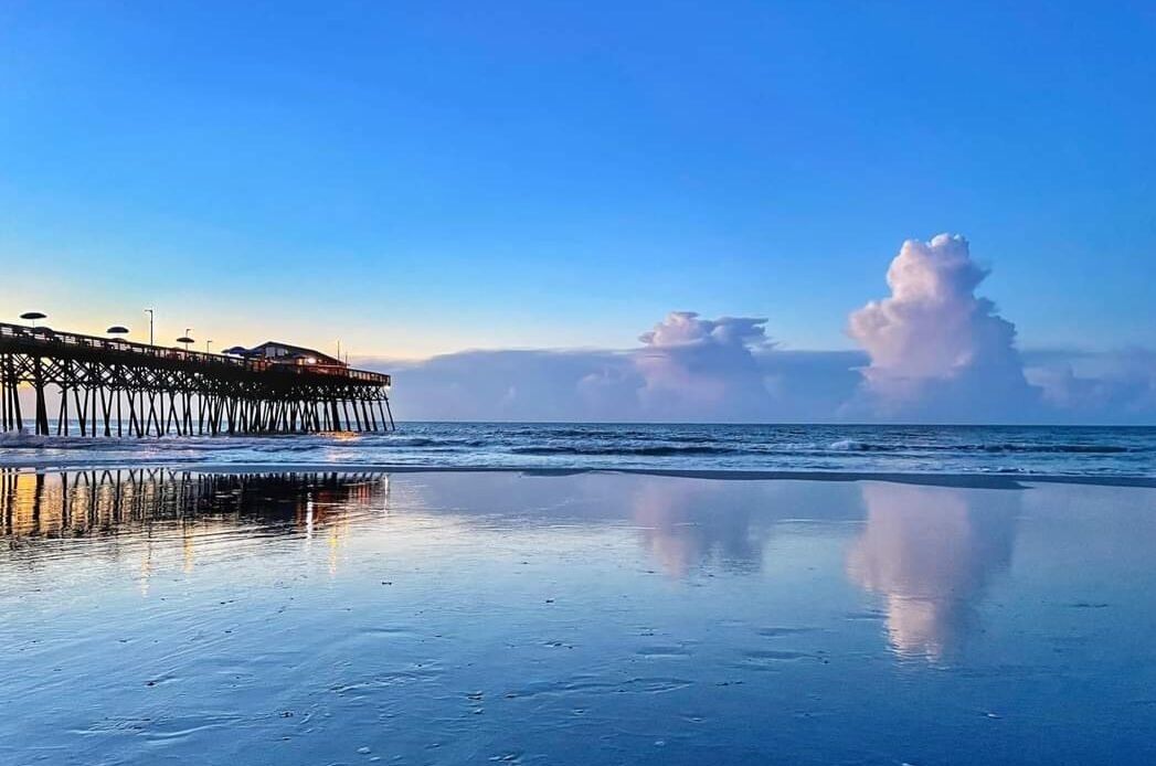 Nær stranden, solsenger og strandhåndklær