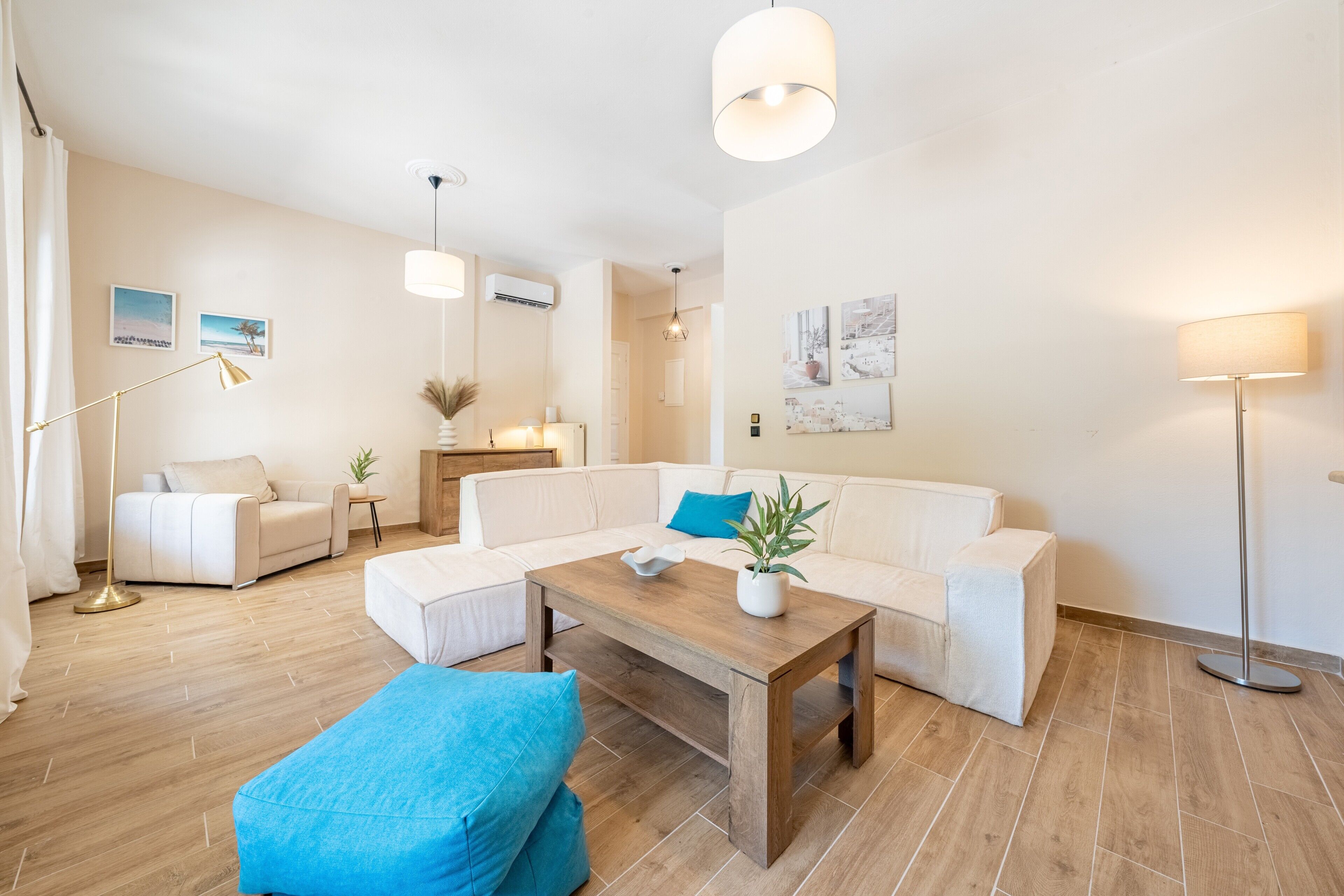 Una televisión, una chimenea