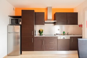 Fridge, microwave, oven, stovetop - Apartment 'Le Clos Du Champ De L'Amour - Saintes' with Private Pool, Wi-Fi and Air Conditioning (Saint-Simon-de-Bordes)