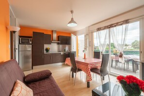 Interior - Apartment 'Le Clos Du Champ De L'Amour - Saintes' with Private Pool, Wi-Fi and Air Conditioning (Saint-Simon-de-Bordes)