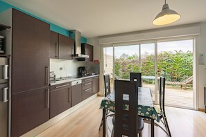 Fridge, microwave, oven, stovetop - Apartment 'Le Clos Du Champ De L'Amour - Ile D'Aix' with Private Pool, Wi-Fi and AC (Saint-Simon-de-Bordes)
