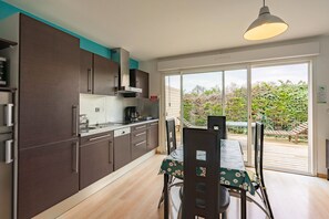 Een koelkast, een microgolfoven, een oven, een kookplaat