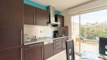 Een koelkast, een microgolfoven, een oven, een kookplaat