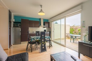 Interior - Apartment 'Le Clos Du Champ De L'Amour - Ile D'Aix' with Private Pool, Wi-Fi and AC (Saint-Simon-de-Bordes)