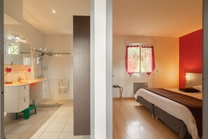 1 bedroom, iron/ironing board, free WiFi, bed sheets - Apartment 'Le Clos Du Champ De L'Amour - Royan' with Private Pool, Wi-Fi & Air Conditioning (Saint-Simon-de-Bordes)