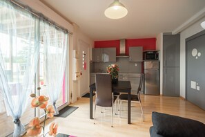 Dining - Apartment 'Le Clos Du Champ De L'Amour - Royan' with Private Pool, Wi-Fi & Air Conditioning (Saint-Simon-de-Bordes)