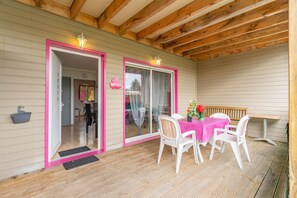 Outdoor dining - Apartment 'Le Clos Du Champ De L'Amour - Royan' with Private Pool, Wi-Fi & Air Conditioning (Saint-Simon-de-Bordes)