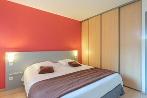 1 habitación, tabla de planchar con plancha, wifi gratis y ropa de cama 