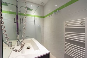 Shower, hair dryer, towels - Apartment 'Le Clos Du Champ De L'Amour - Fouras' with Private Pool, Wi-Fi, and Air Conditioning (Saint-Simon-de-Bordes)