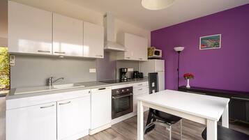 Een koelkast, een microgolfoven, een oven, een kookplaat