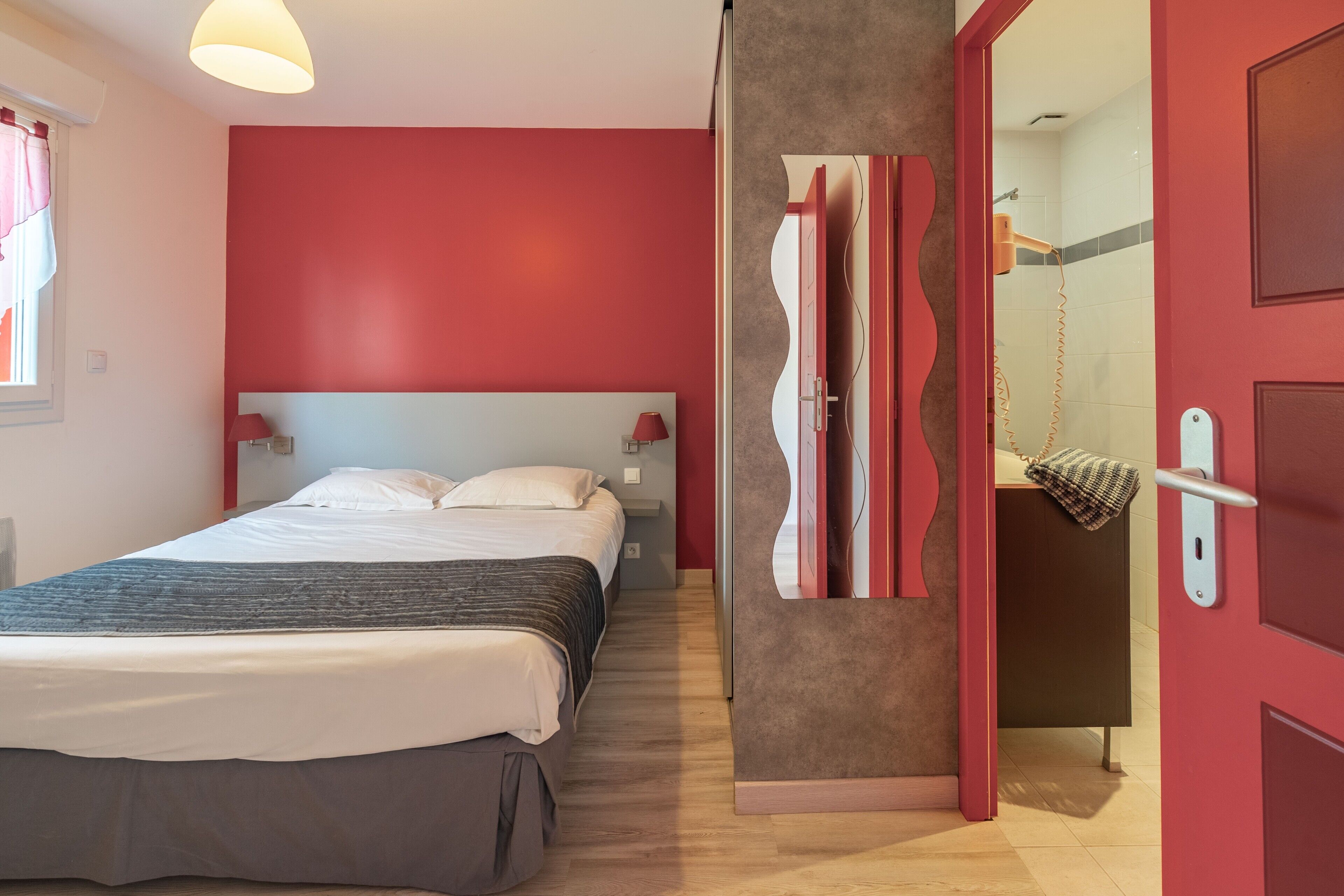 1 habitación, tabla de planchar con plancha, wifi gratis y ropa de cama 