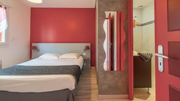 1 habitación, tabla de planchar con plancha, wifi gratis y ropa de cama