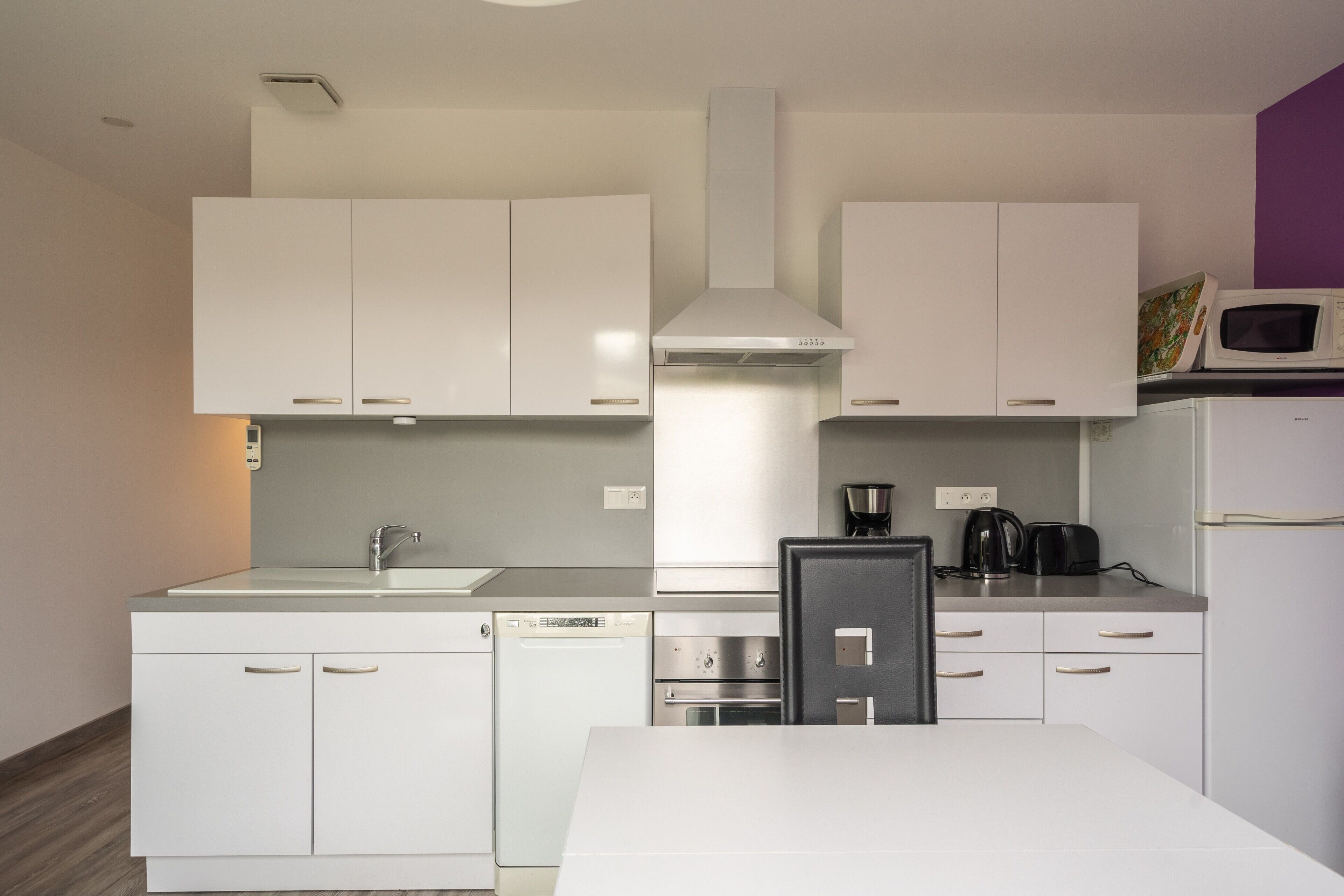 Réfrigérateur, micro-ondes, four, plaque de cuisson