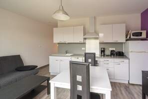 Refrigerador, microondas, horno, placa de cocina