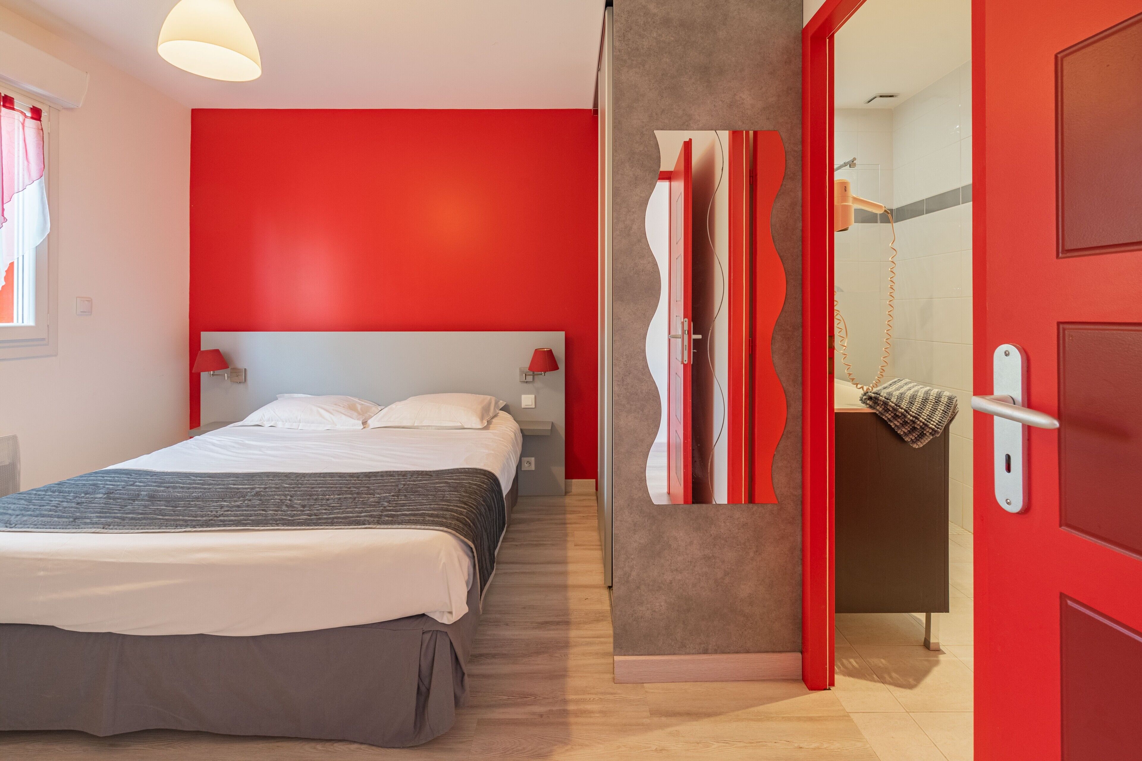 1 habitación, tabla de planchar con plancha, wifi gratis y ropa de cama 