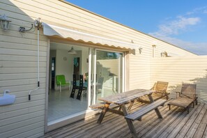 Outdoor dining - Apartment 'Le Clos Du Champ De L'Amour - Ile Madame' with Pool, Wi-Fi and Air Conditioning (Saint-Simon-de-Bordes)