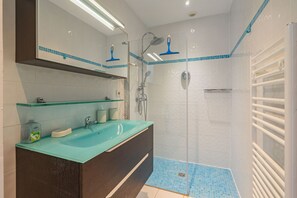 Een douche, een haardroger, handdoeken