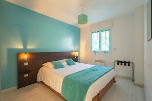 2 bedrooms, iron/ironing board, free WiFi, bed sheets - Apartment 'Le Clos Du Champ De L'Amour - Ile Madame' with Pool, Wi-Fi and Air Conditioning (Saint-Simon-de-Bordes)