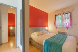 2 bedrooms, iron/ironing board, free WiFi, bed sheets - Apartment 'Le Clos Du Champ De L'Amour - La Rochelle' with Private Pool, Wi-Fi and AC (Saint-Simon-de-Bordes)