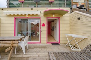 Outdoor dining - Apartment 'Le Clos Du Champ De L'Amour - La Rochelle' with Private Pool, Wi-Fi and AC (Saint-Simon-de-Bordes)