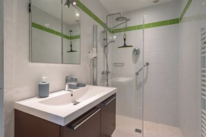 Shower, hair dryer, towels