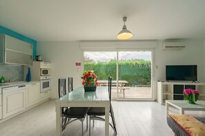 Dining - Apartment 'Le Clos Du Champ De L'Amour - Ile De Ré' with Private Pool, Wi-Fi, and AC (Saint-Simon-de-Bordes)