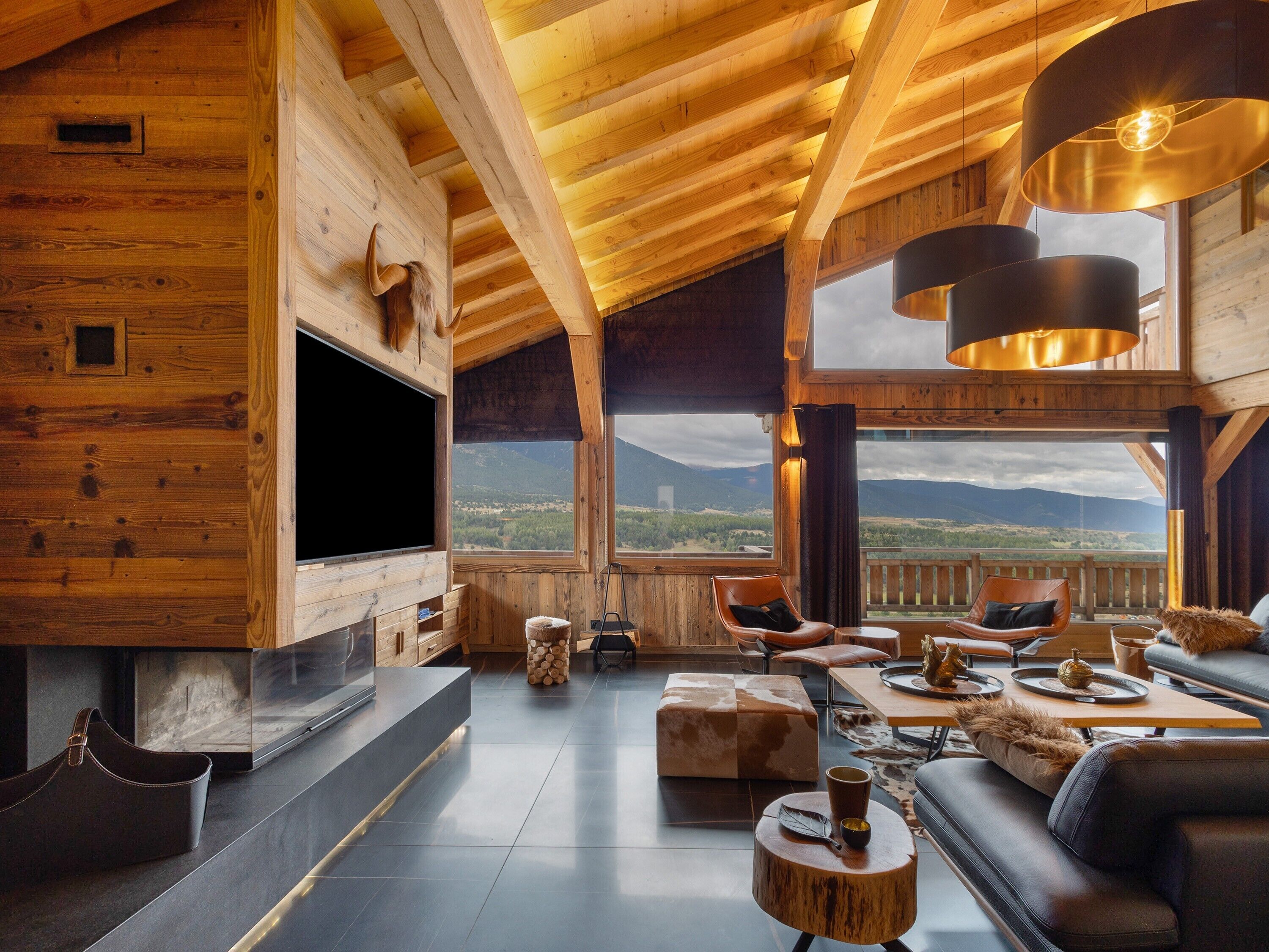 Tv, eldstad och en tv-spelskonsol