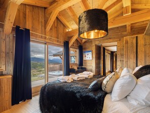 6 quartos, ferros/tábuas de passar roupa, Wi-Fi de cortesia