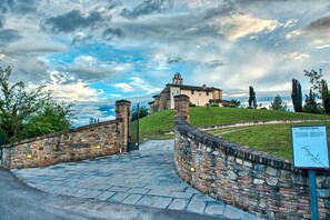 Property grounds - Apartment 'Holiday Home In Tuscany' with Mountain View, Private Terrace and Wi-Fi (Castelfiorentino)
