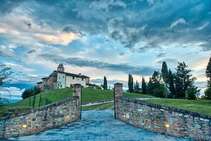 A historic building with a bell tower, surrounded by stone walls and a paved entrance. - Apartment 'Holiday Home In Tuscany' with Mountain View, Private Terrace and Wi-Fi (Castelfiorentino)