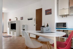 Dining - Holiday Home 'La Piazzetta' with Mountain View and Wi-Fi (Germignaga)