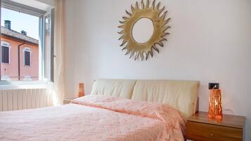 1 habitación, tabla de planchar con plancha, wifi gratis y ropa de cama