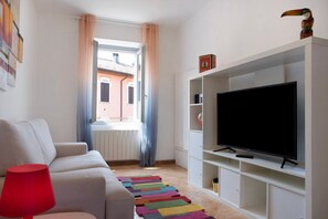 TV - Holiday Home 'La Piazzetta' with Mountain View and Wi-Fi (Germignaga)