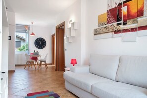 TV - Holiday Home 'La Piazzetta' with Mountain View and Wi-Fi (Germignaga)