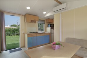 Fridge, oven, stovetop, coffee/tea maker