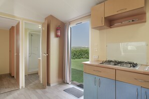 Kjøleskap, ovn, kokeplater og kaffetrakter/tekoker