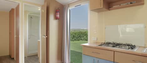 Refrigerador, horno, parrilla de estufa y cafetera y tetera