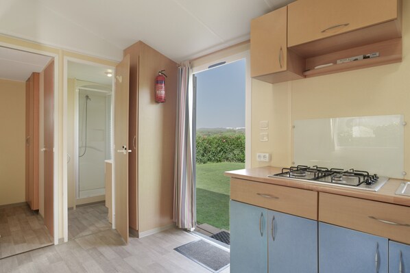 Refrigerador, horno, parrilla de estufa y cafetera y tetera