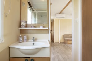 Shower, towels - Mobile Home 'Calma' with Mountain View, Shared Terrace and Air Conditioning (Barbate)
